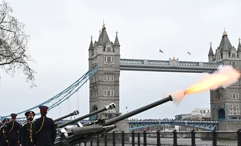 El Death Gun Salute es lanzado por la Honorable Artillery Company para marcar el fallecimiento del príncipe Felipe de Gran Bretaña.
