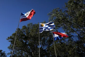 Banderas uruguayas en la playa de la agraciada