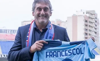 Enzo Francescoli visitó a Cagliari, uno de los clubes a los que defendió en Italia