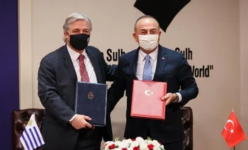 Los cancilleres de Uruguay y Turquía en la visita de Bustillo a Ankara. Agosto de 2021