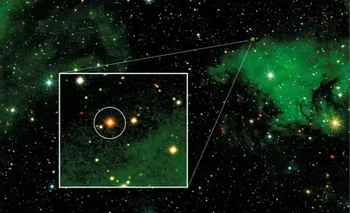 Región de Cygnus-X en las cercanías de la asociación Cygnus OB2. 2MASS J20395358+4222505 es la estrella enmarcada por encima de la nube de gas ionizado (en verde en la imagen) y que se puede ver en la imagen ampliada. Imagen cortesía del proyecto GALANTE, obtenida con el telescopio JAST/T80 del observatorio de Javalambre (I.P. J. Maíz Apellániz).