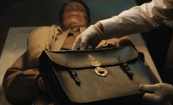 Un maletín lleno de secretos militares falsos fue encadenado al brazo de Glyndwr Michael.