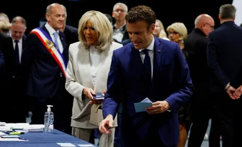 Emmanuel Macron y su esposa Brigitte Macron se preparan para emitir su voto para la segunda vuelta de las elecciones presidenciales