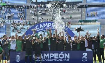 El plantel de Racing celebra el primer título del año al haber ganado el Torneo Competencia contra La Luz