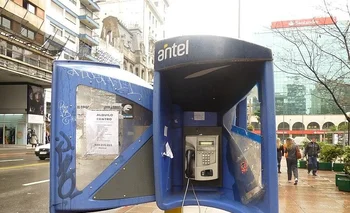 Teléfono público en Plaza del Entrevero, Montevideo, año 2012.