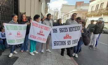 Trabajadores de La Sin Rival en la puerta del Ministerio de Trabajo durante el Consejo de Salarios de este viernes