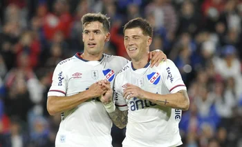 Francisco Ginella y Juan Ignacio Ramírez celebran uno de los goles de Nacional ante Fénix