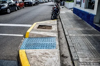 Accesibilidad: rampas, caminos, botoneras en Maldonado
