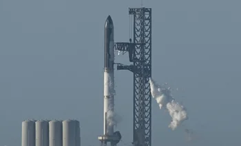 El cohete SpaceX Starship se encuentra en la plataforma de lanzamiento de SpaceX Starbase en Boca Chica, visto desde South Padre Island, Texas, el 17 de abril de 2023.
