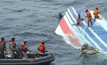 Aunque aparecieron restos flotando en el agua, llevó años encontrar el avión en el fondo marino