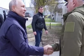  Vladimir Putin visitó las regiones de Jerson y Lugansk y se reunió con mandos militares.