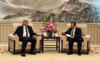 El canciller Francisco Bustillo y Liu Jianchao, ministro del Departamento Internacional del Comité Central del Partido Comunista de China
