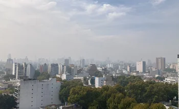 Imagen de Buenos Aires este domingo, afectado por el incendio que se desarrolla en San José