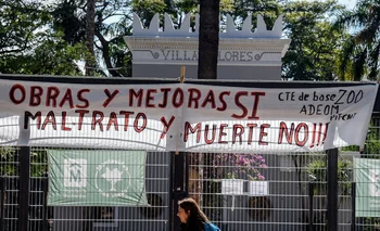 Pancarta en el ingreso del zoológico de Villa Dolores
