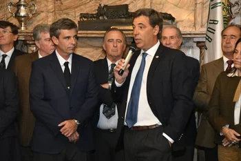 Gonzalo Valdés, ahora expresidente de la ARU, junto al nuevo titular de la gremial, Patricio Cortabarría.