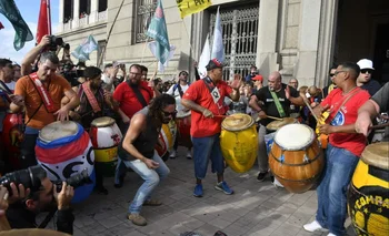 Manifestación con tambores en la entrada del Palacio Legislativo