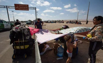 Cientos de migrantes se aglomeran en el paso fronterizo entre Tacna (Perú) y Arica (Chile)