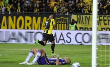 El Pato Sánchez celebra el 1-0 ante Fénix