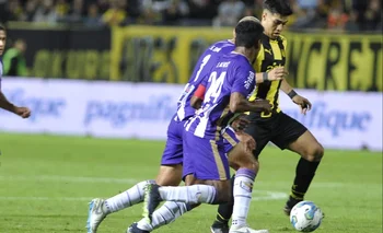 Matías Arezo de Peñarol marcado por dos rivales de Fénix