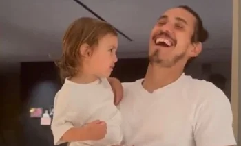Edinson Cavani con su hijo menor, Silvestre, cantando por Valencia