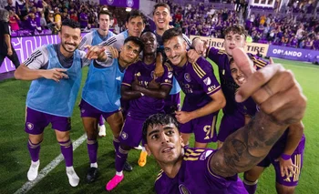 Facundo Torres y su tradicional festejo de gol con la selfie con sus compañeros