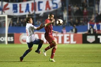 Marcelo Palau marcado por Sebastián Fernández en un partido entre Cerro Porteño y Nacional