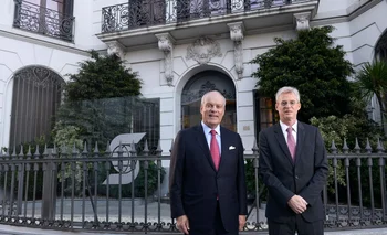 Brian Porter (izquierda) CEO global de Scotiabank y el CEO de Uruguay Horacio Correge.