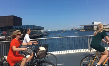 Ciclistas en un puente en la zona de Strandgade, Copenhague