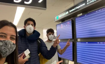 Tres uruguayos en el aeropuerto de Narita, en Tokio, antes de emprender el viaje de vuelta a Uruguay