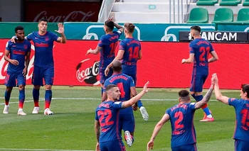 Los futbolistas de Atlético de Madrid celebraron el gol de Luis Suárez ante Elche, pero luego el VAR de lo anuló