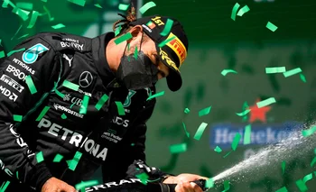 Hamilton celebrando en el podio del Gran Premio de Portugal