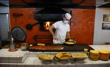 Matías Souza es el pizzero que trabaja los mediodías en el Bar Tasende