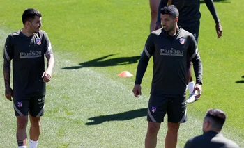 El argentino Correa y Suárez durante el entrenamiento de este miércoles