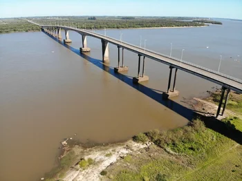 El Puente Internacional General Artigas, informalmente denominado "Puente Artigas", es un puente carretero internacional que cruza el río Uruguay y une las ciudades de Colón (provincia de Entre Ríos, Argentina) y Paysandú, Uruguay. 