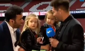 Diego Simeone y sus hijas en plena nota de TV