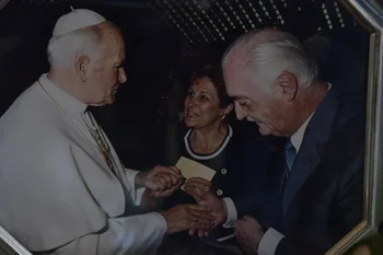 Eduardo Rocca Couture y su esposa Susana en la visita al papa Juan Pablo II