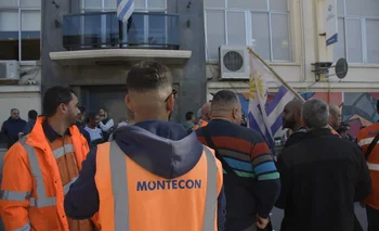 Trabajadores de Montecon movilizados frente al Ministerio de Trabajo tras el anuncio del despido de 150 trabajadores de la empresa