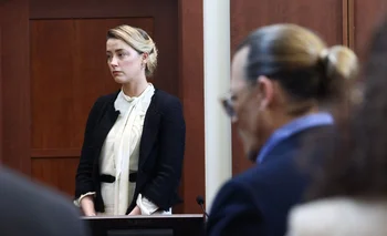 Amber Heard y Johnny Depp durante el juicio que ya lleva semanas