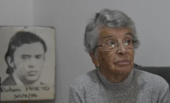 Milka González junto al retrato de su hijo, Ruben Prieto.