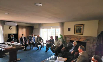 La reunión se llevó a cabo en el despacho del ministro de Trabajo Pablo Mieres. 