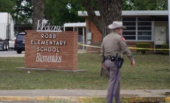 Un policía ingresa a la escuela primaria donde ocurrieron el tiroteo
