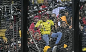 Hinchas de Colón reaccionan ante el ataque de  los seguidores de Peñarol