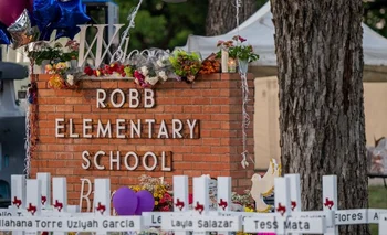 La fachada de la escuela Robb Elementary School en Uvalde, Texas, que a fines de mayo sufrió un tiroteo que dejó a 22 muertos, 19 de ellos alumnos