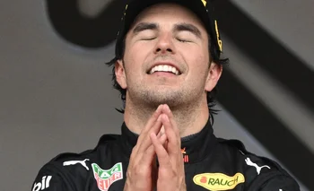 Checo Pérez celebró emocionado en el podio de Mónaco