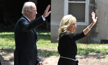 Joe Biden junto a su esposa