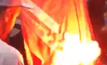 Hinchas de Nacional prenden fuego una bandera de Internacional de Porto Alegre, este miércoles en la capital gaúcha