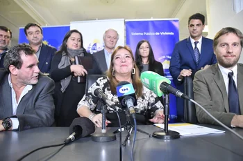  Irene Moreira en la conferencia de prensa en la que anunció su renuncia. Archivo
