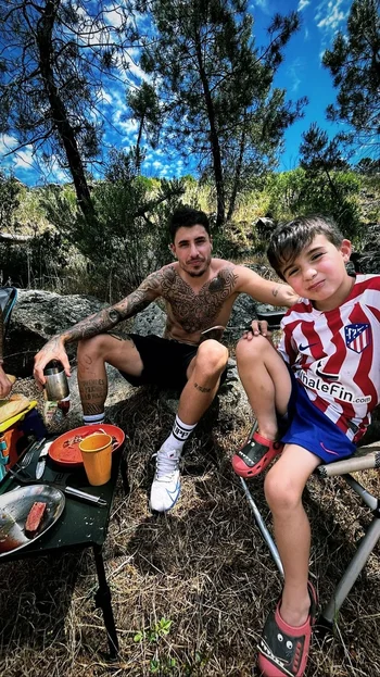 José María Giménez y su hijo menor, Luciano, estuvieron de camping y comieron carne asada en el fin de semana libre del jugador