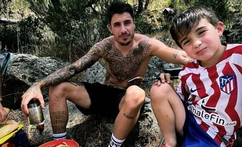 José María Giménez y su hijo menor, Luciano, estuvieron de camping y comieron carne asada en el fin de semana libre del jugador
