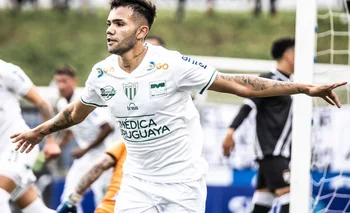 Nicolás Schiappacasse celebra uno de sus goles para La Luz ante Danubio